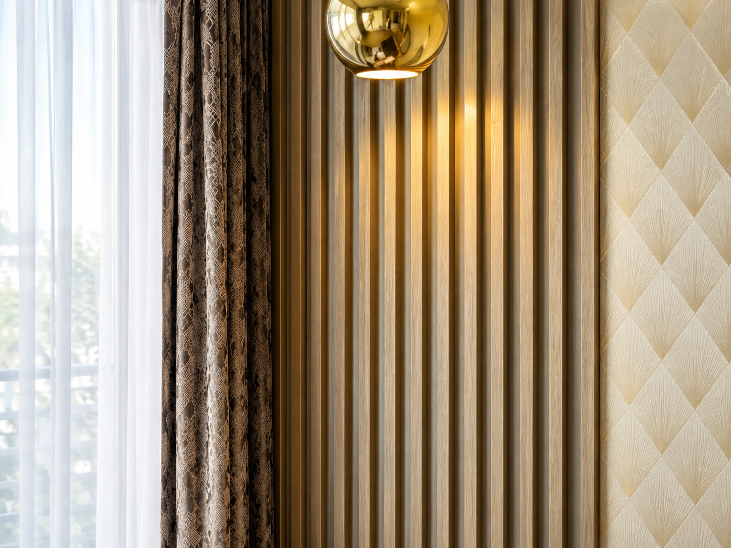 Architektonisches Detail mit Holzlamellen und goldener Pendelleuchte